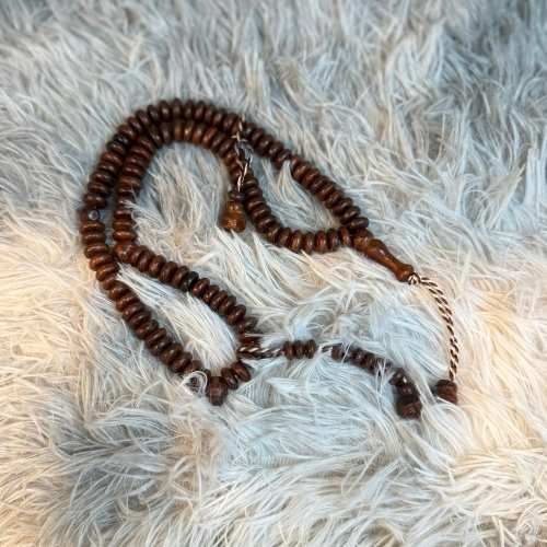 مسبحة برائحة العود – حبات صلاة معطرة